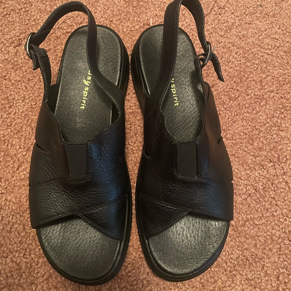 Flat sandals with a strap in the back
